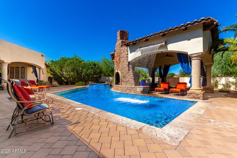 Sparkling Pool & Ramada