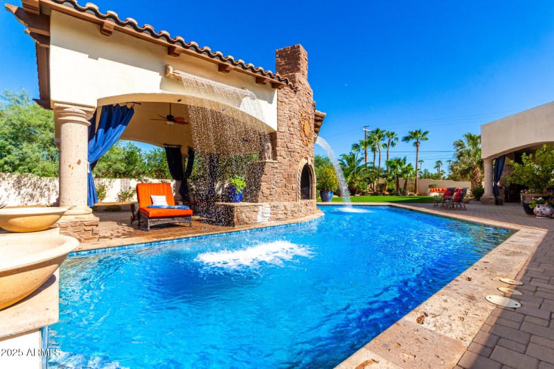 Sparkling Pool & Ramada