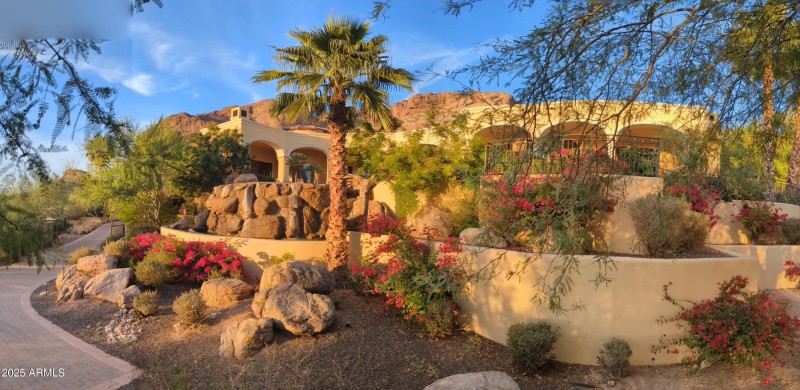 CAMELBACK MOUNTAIN HILLSIDE 1-Level Home