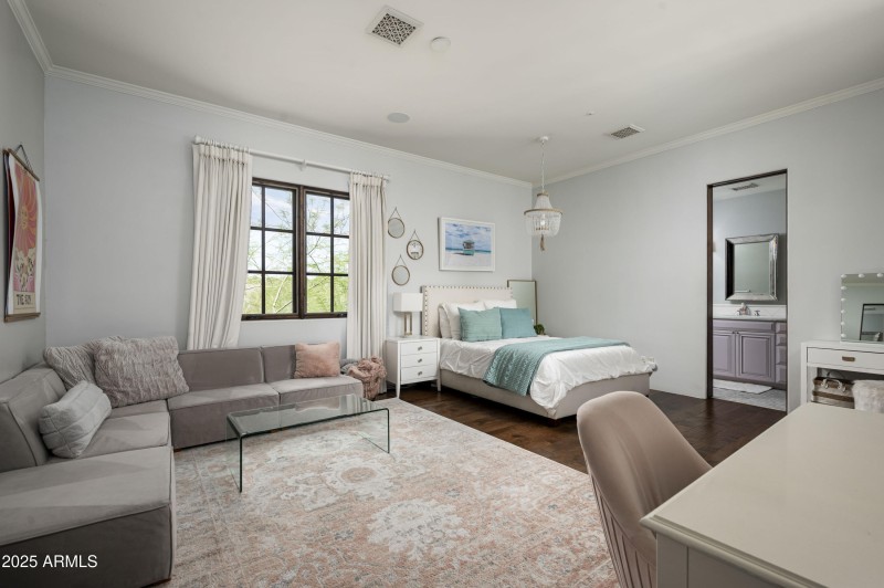 Guest bedroom