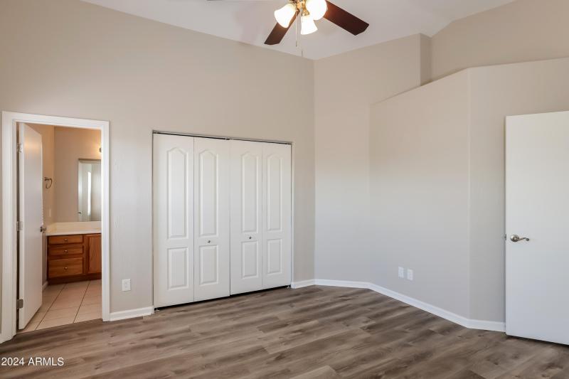 009-photo-primary-bedroom-11247332