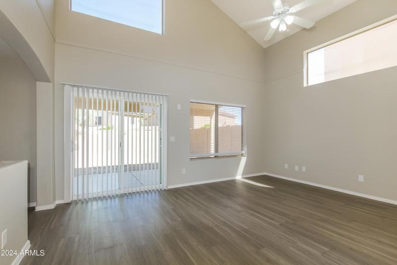 004-photo-living-room-7602740