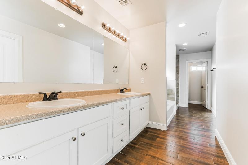 024-photo-primary-bathroom-13526068