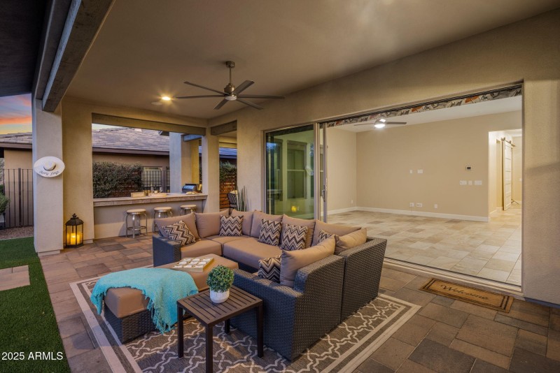 Great Indoor/Outdoor space