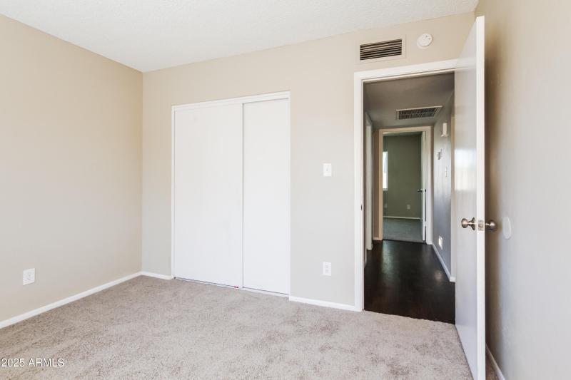 009-photo-bedroom-14730065