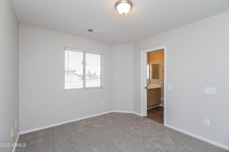 010-photo-bedroom-9186752