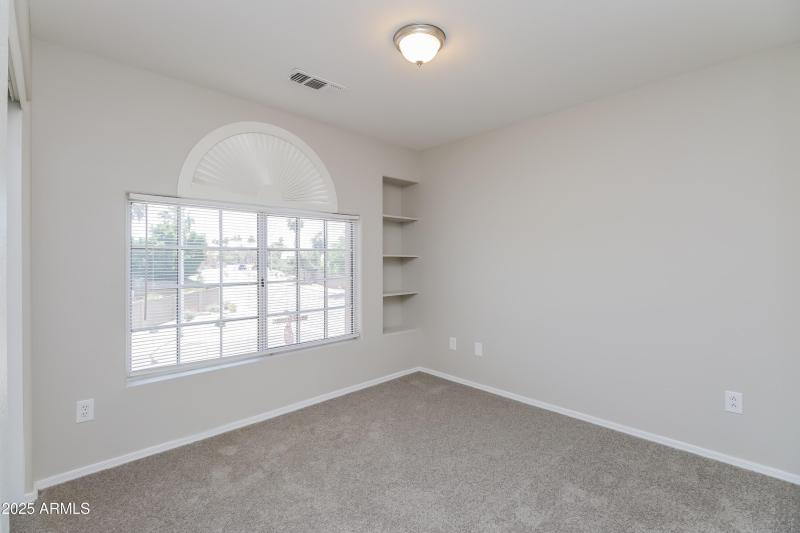 011-photo-bedroom-9186754