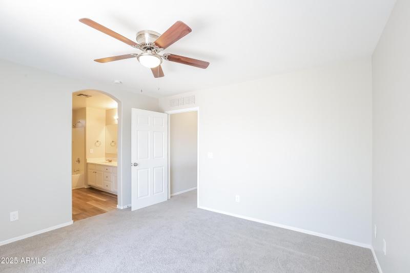 009-photo-primary-bedroom-9413109