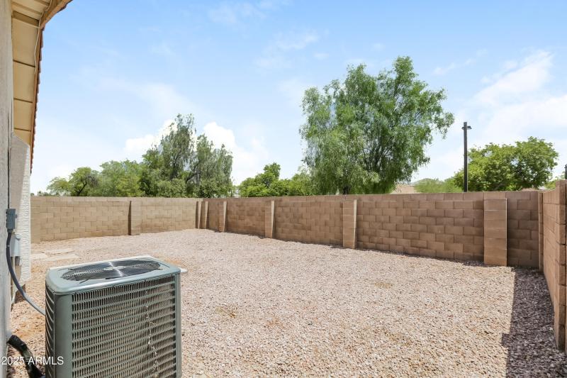 029-photo-backyard-12964023