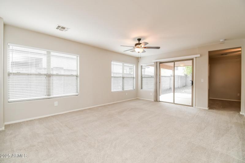 003-photo-living-room-14731399