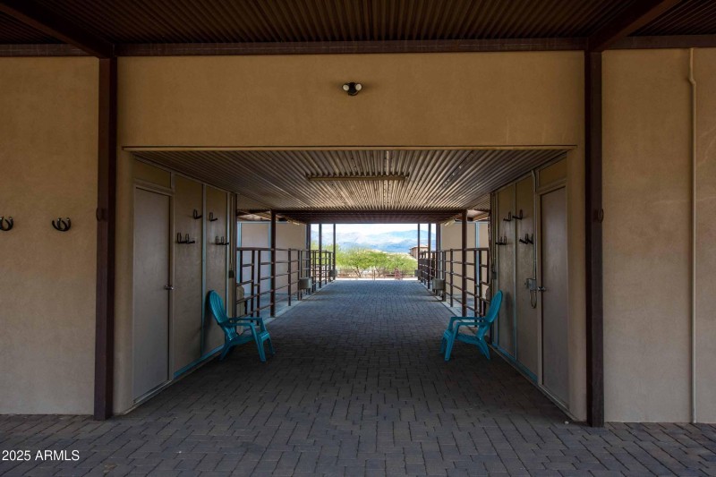 barn breezyway