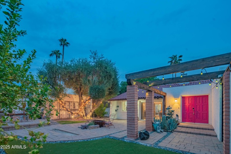 Front Yard/Courtyard