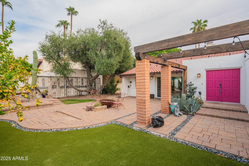 Front Yard/Courtyard