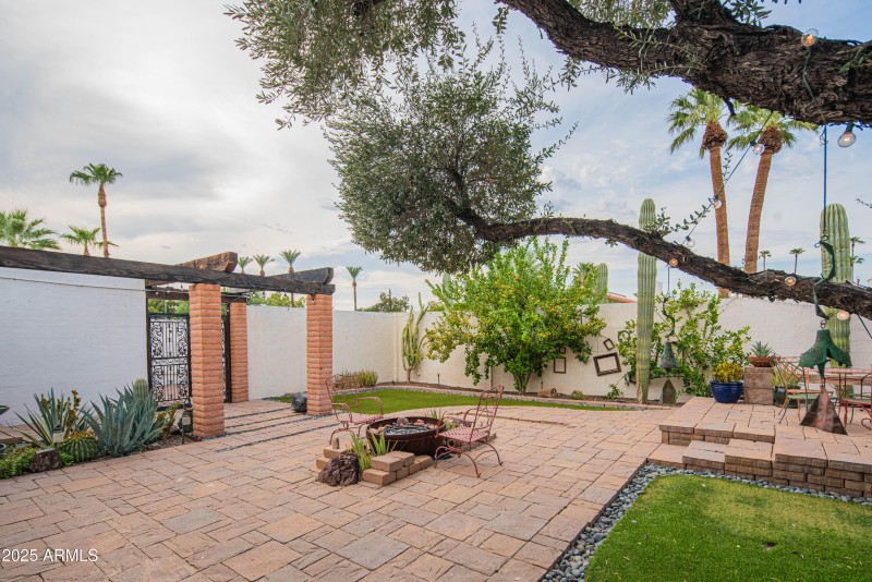 Front Yard/Courtyard