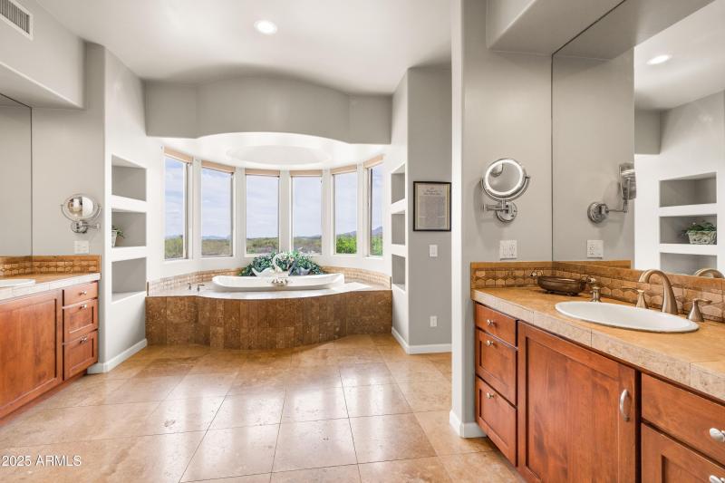 Grand Primary Bathroom