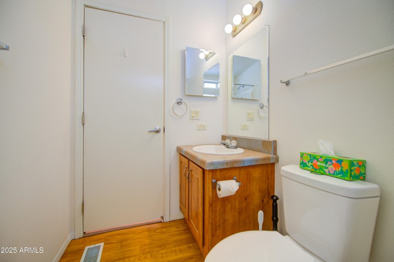 Bathroom 2-pic 2