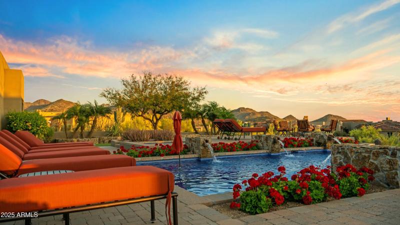 BACKYARD VERY PRIVATE