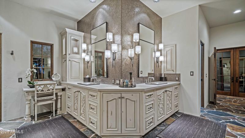 MASTER BATH DUAL SINKS