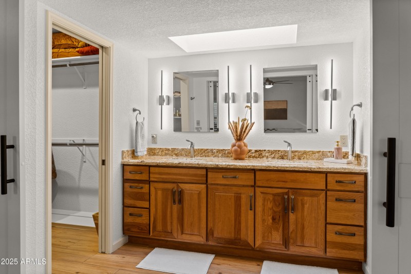 JL_205ConchoDr-interiors-PrimarySuite-03