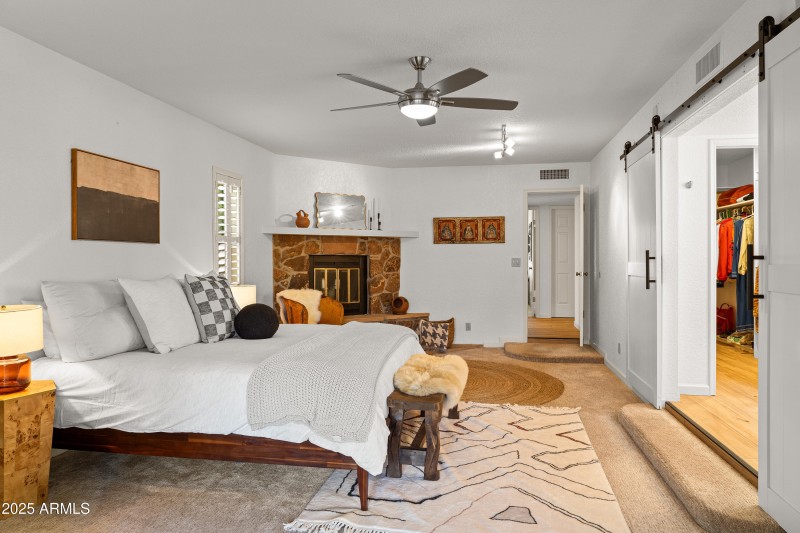 JL_205ConchoDr-interiors-PrimarySuite-10