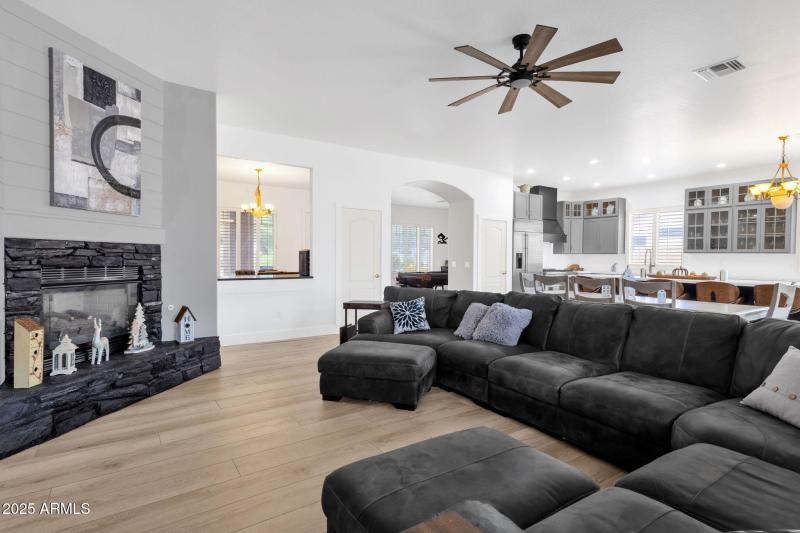 16-web-or-mls-17719-n-67th-ln