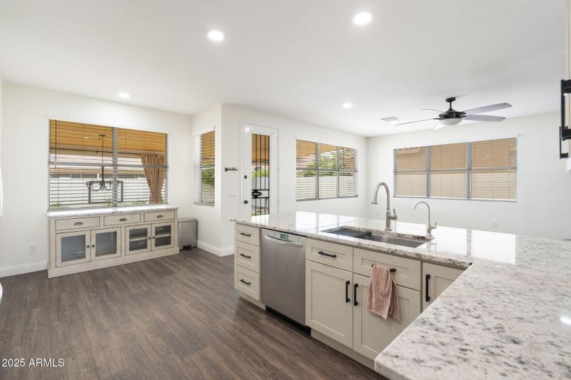 8-web-or-mls-QVB09225