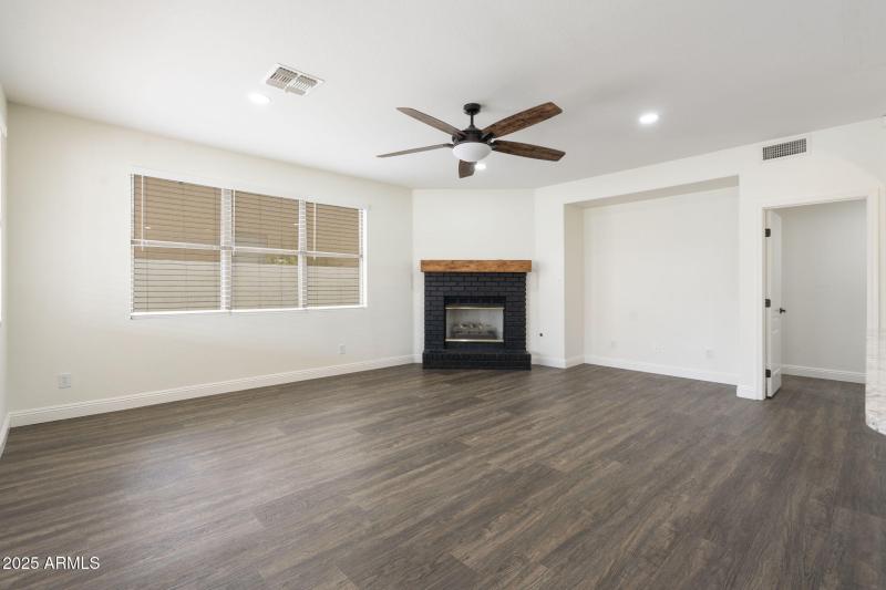 14-web-or-mls-QVB09243