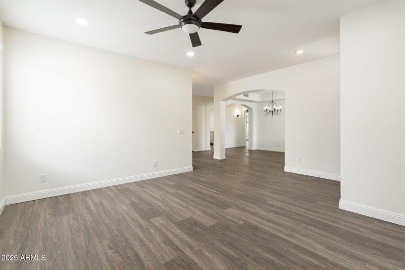 19-web-or-mls-QVB09258