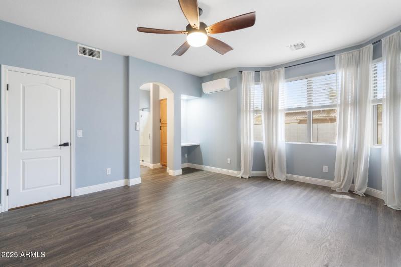 26-web-or-mls-QVB09291