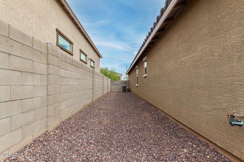 Large side yard space