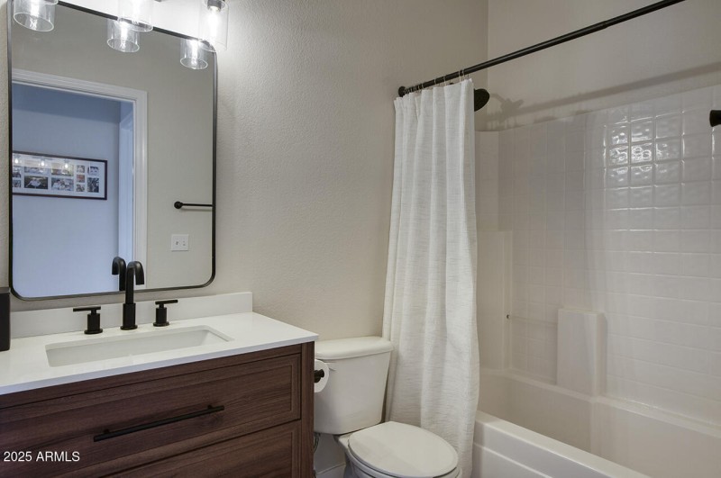 1302 E MILADA DR