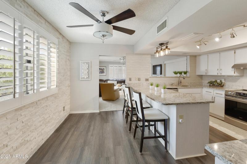 Kitchen with breakfast bar
