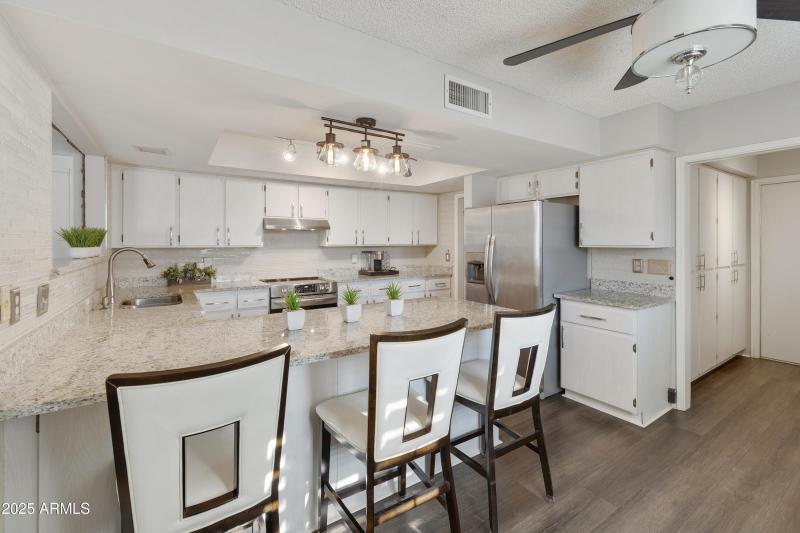 Kitchen breakfast bar