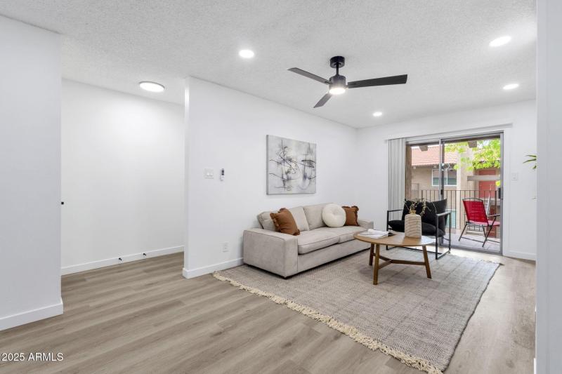 7-web-or-mls-5525-e-thomas-rd-m9