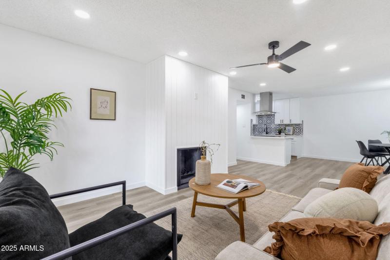 10-web-or-mls-5525-e-thomas-rd-m9