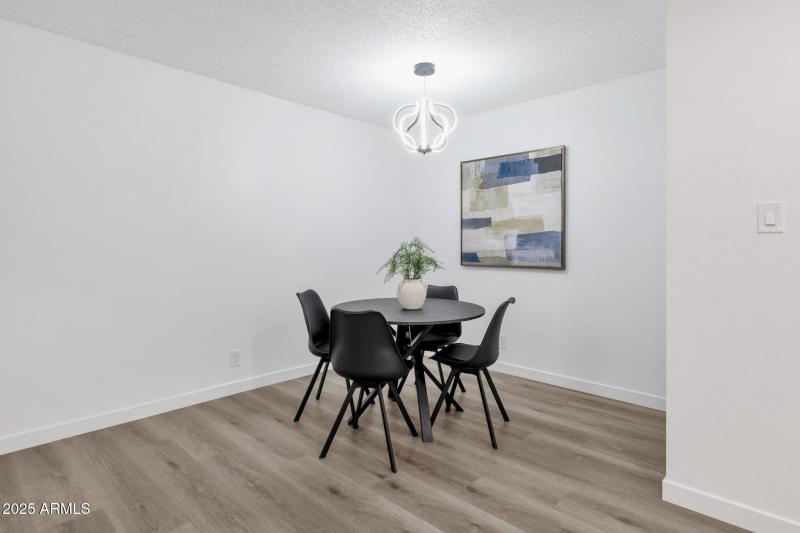 11-web-or-mls-5525-e-thomas-rd-m9