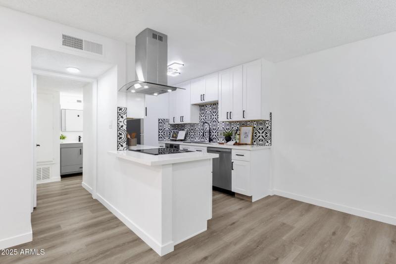 12-web-or-mls-5525-e-thomas-rd-m9