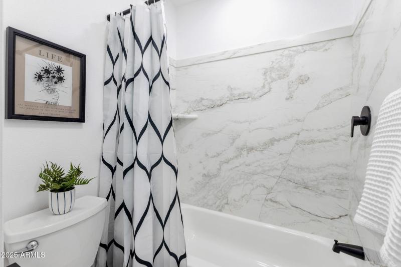 19-web-or-mls-5525-e-thomas-rd-m9