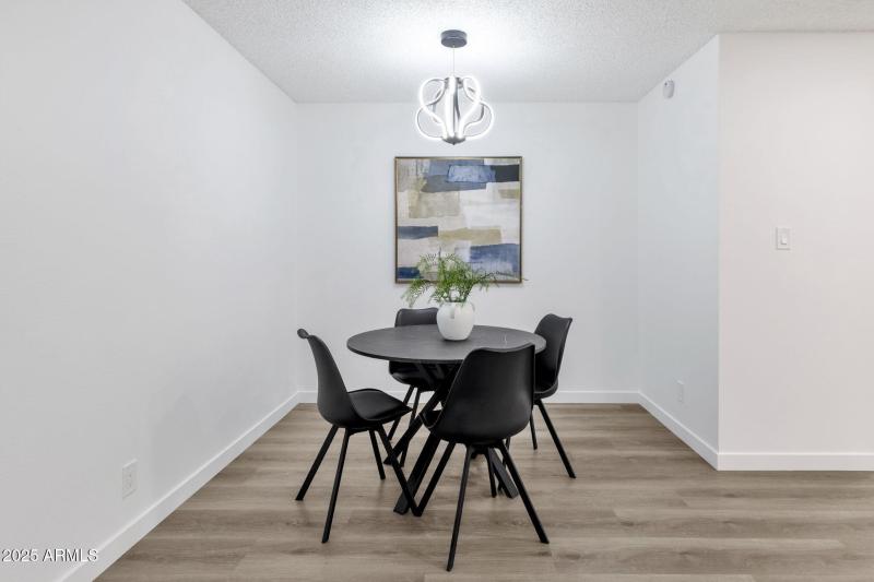 17-web-or-mls-5525-e-thomas-rd-m9