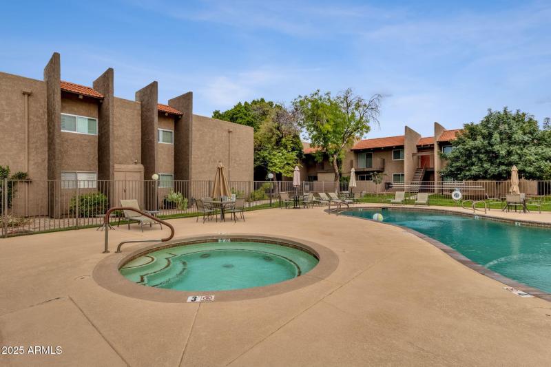 35-web-or-mls-5525-e-thomas-rd-m9