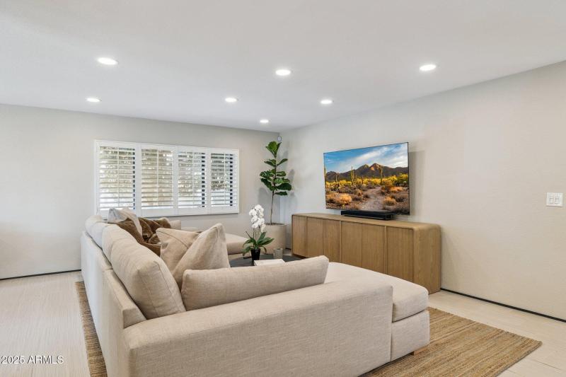 6-web-or-mls-16213-n-63rd-pl