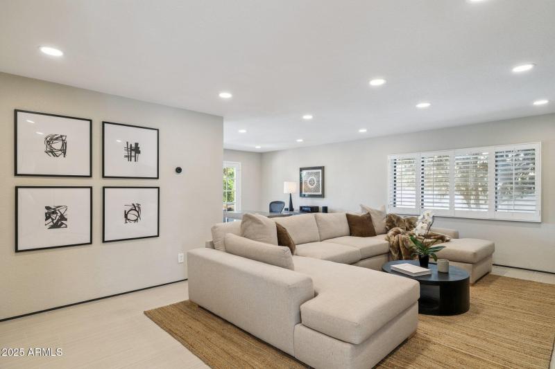 5-web-or-mls-16213-n-63rd-pl