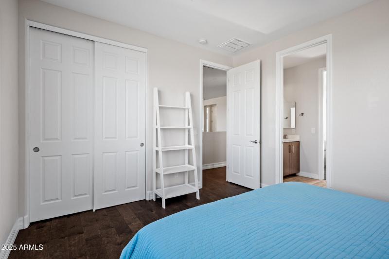 2423 N Beverly Pl-37