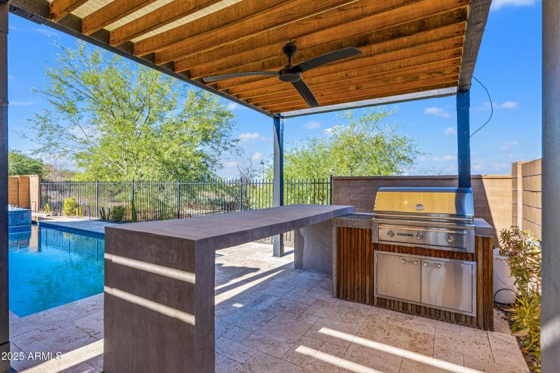 2423 N Beverly Pl-45