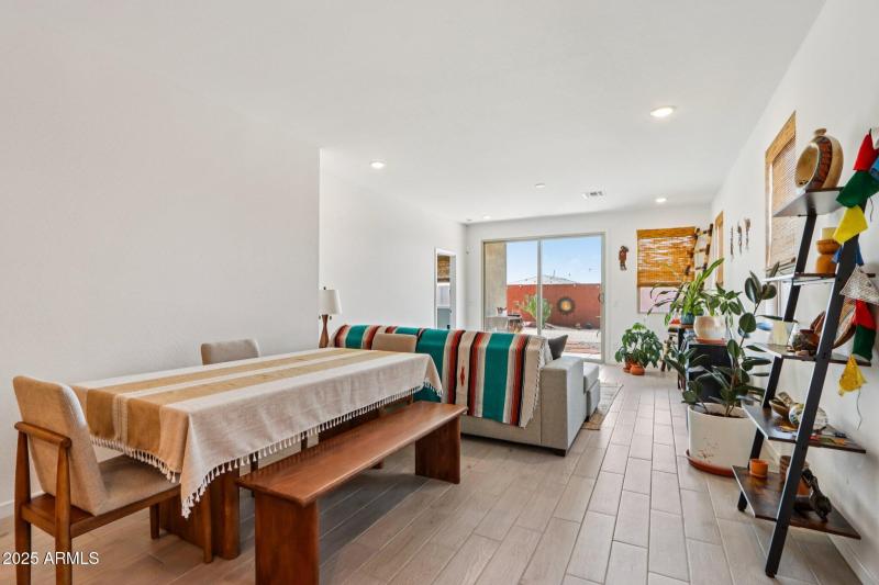 11-web-or-mls-W Sunland Dr-S0609-011