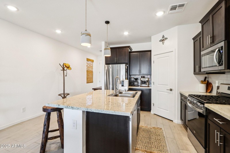 17-web-or-mls-W Sunland Dr-S0609-017