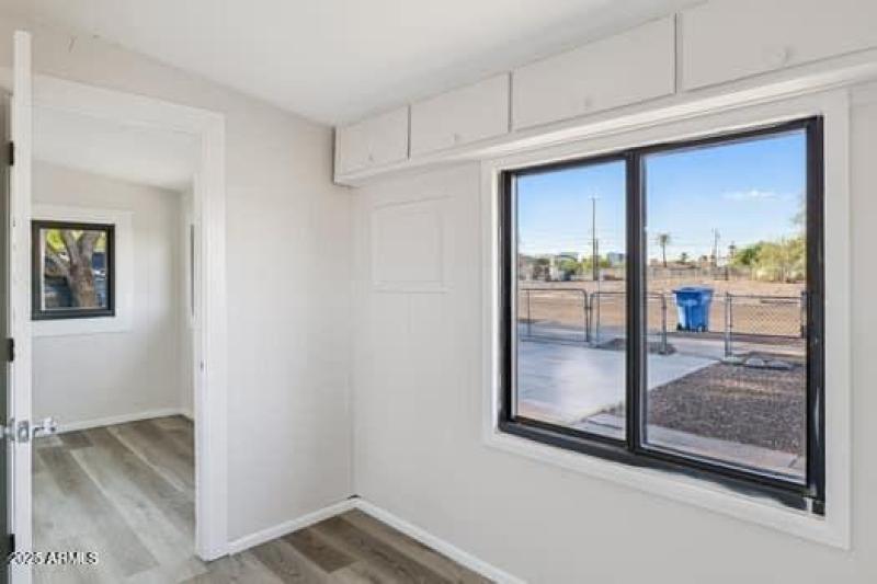 large-01991e3e-a4fa-72a0-b831-0045b99b85