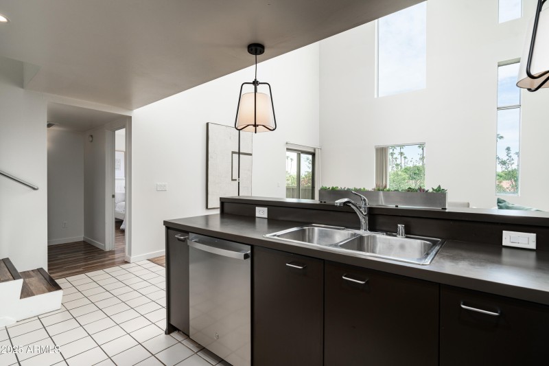 18-1111 W University Dr (18 of 37)