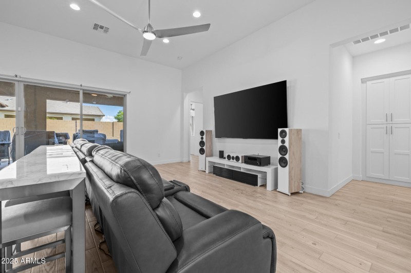 11)GREAT ROOM