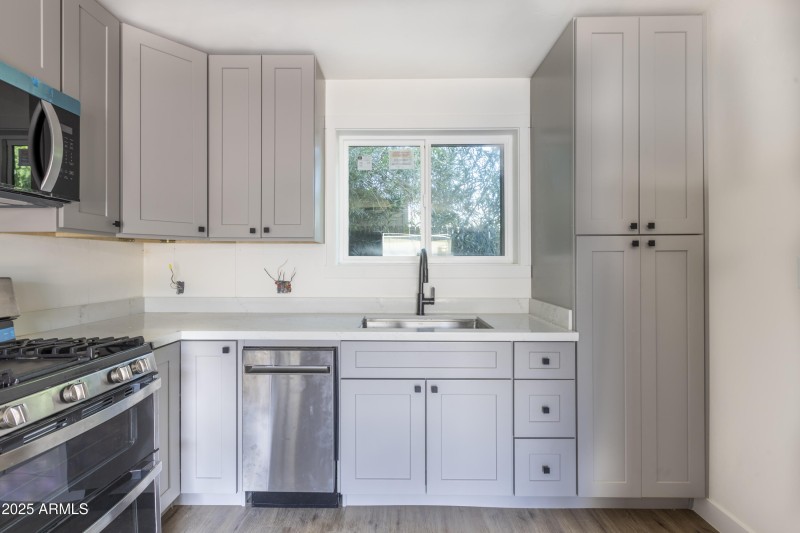 1324 E Hall St-46